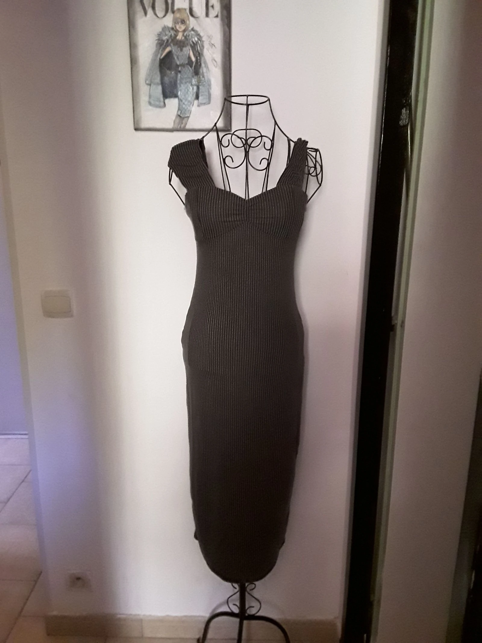 Robe longue grise à fine rayure noire